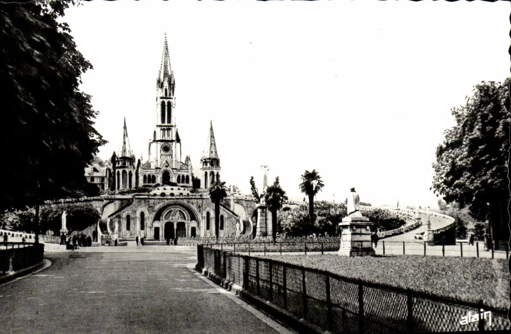 Lourdes — A Basílica vista da Uplanade — Edições d'Art Alain - Frente