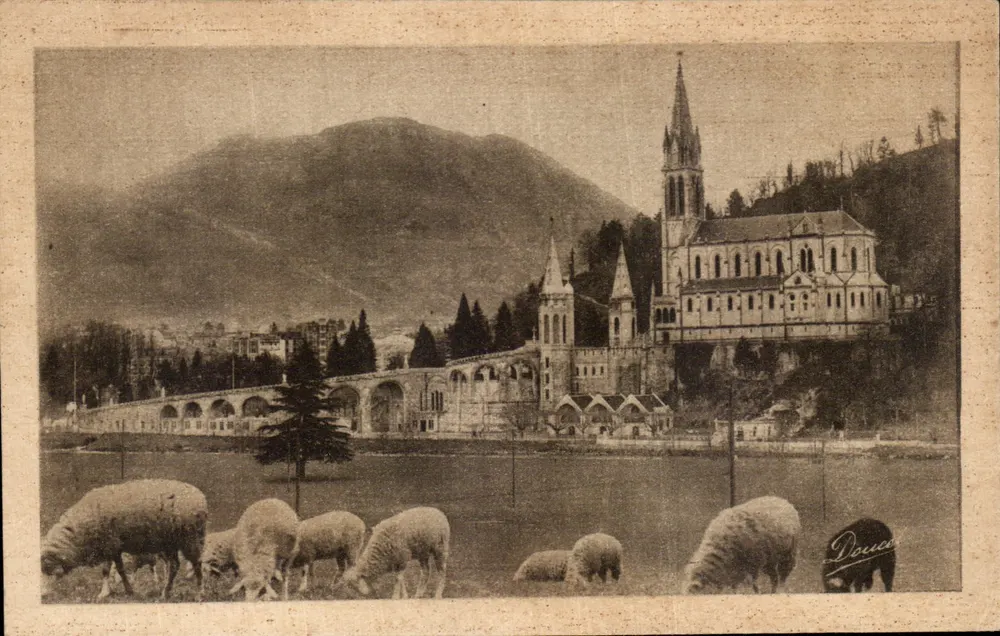 Lourdes — A Basílica e o Pic du Jer — Edit. do Palácio Lourdaire - Lourdes - Frente