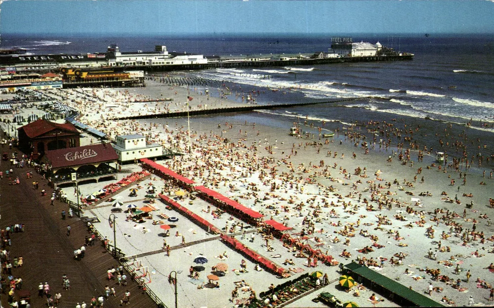 Badende und der Strand in Atlantic City, N.J. — Steel Pier im Hintergrund — Verlag Jack Fremau, Nr. 3897 - Vorderseite