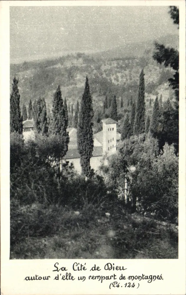 Die Stadt Gottes — umgeben von einer Bergkette — Kloster N.-D. de la Paix, Castagniers (A.-M.) - Vorderseite
