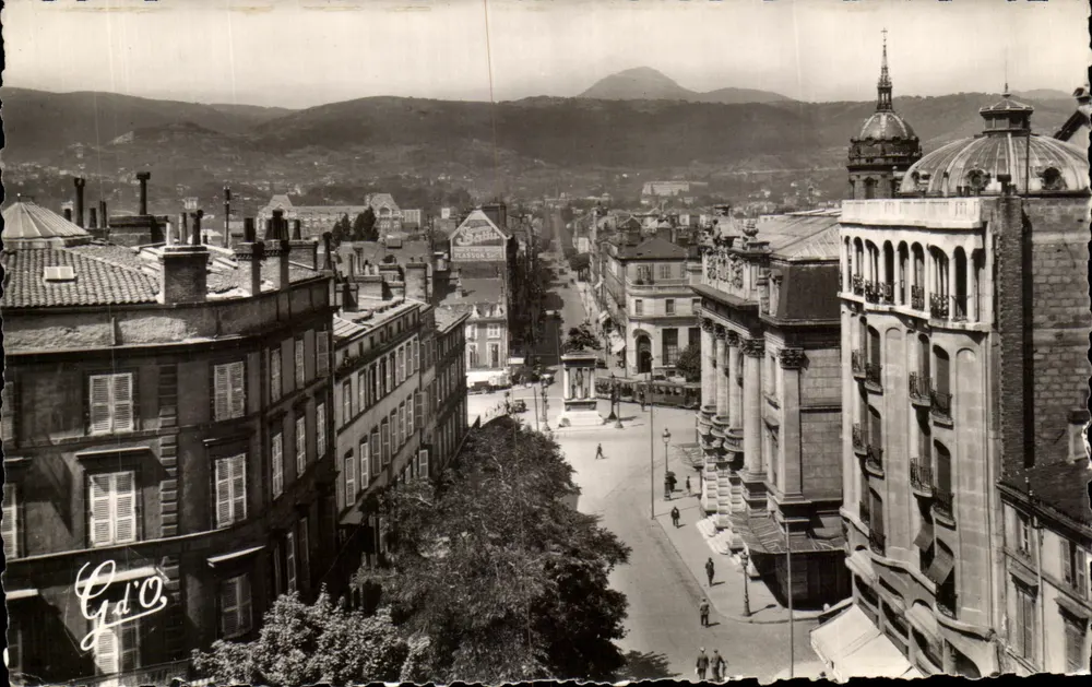 Clermont-Ferrand — Perspektive auf Place de Jaude, das Theater, Rue Blatin und Puy-de-Dôme — Photo-Édition Gd'O - Vorderseite