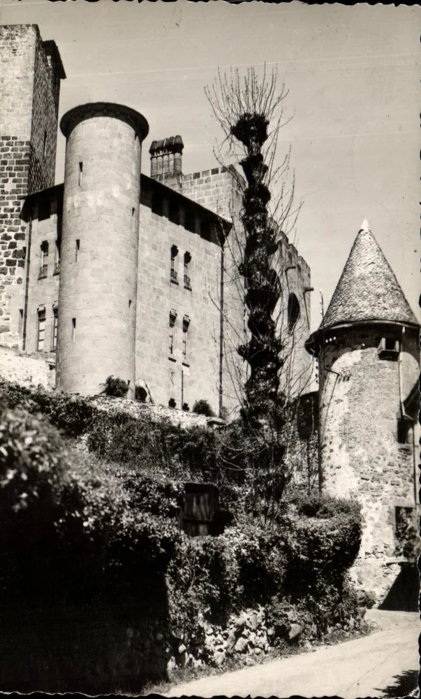 Castelo de Saint-Étienne — Aurillac (Cantal) — Foto BOS, N° 15 - Frente