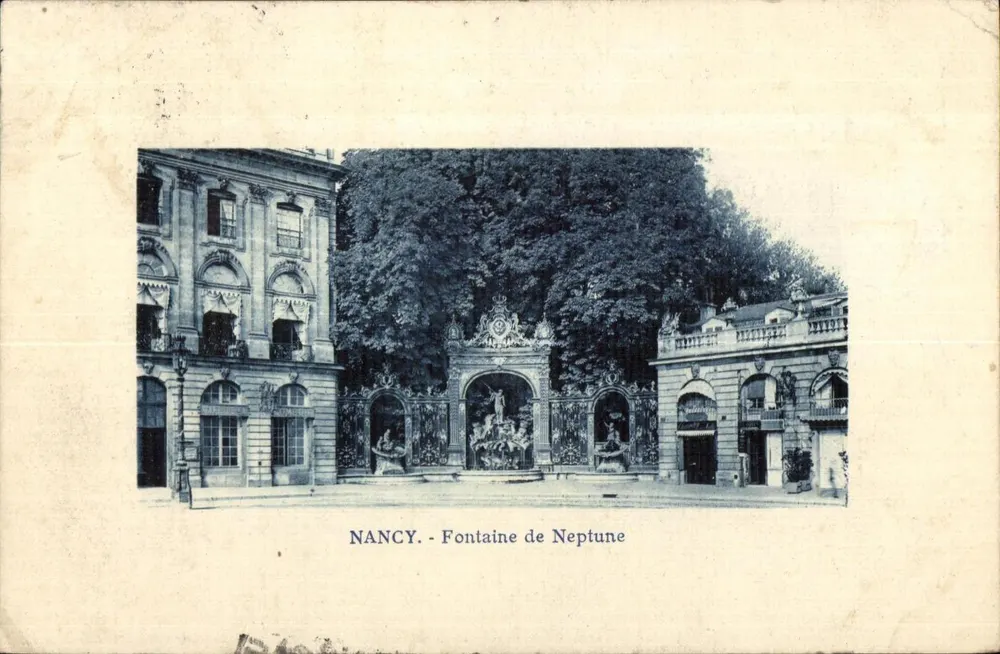 NANCY - Fonte de Netuno — vista da praça com edifícios e estátua - Frente