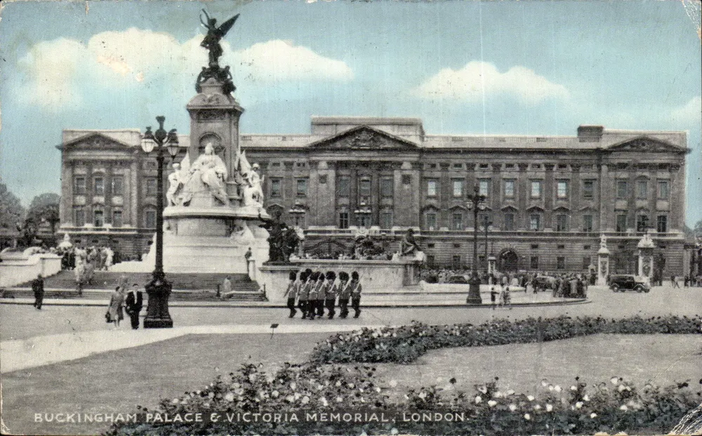 Buckingham Palace & Victoria Memorial — vue panoramique avec monument central et gardes, éditeur E. T. W. Dennis & Sons, Ltd. - Vorderseite
