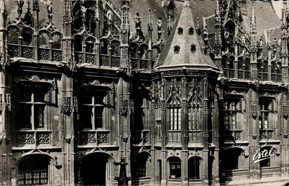 Rouen — Palacio de Justicia, fachada sobre la Cour d'honneur — Estel - Anverso