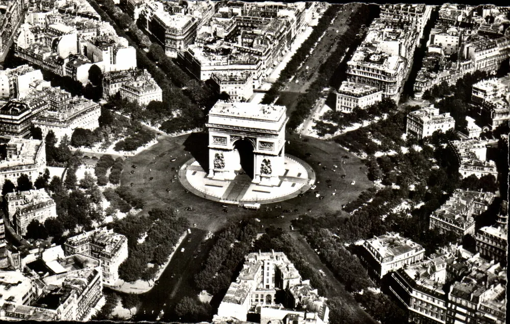 Paris — Luftbild der Place de l'Étoile und des Arc de Triomphe — Éditions du Globe, R. Herrand - Vorderseite