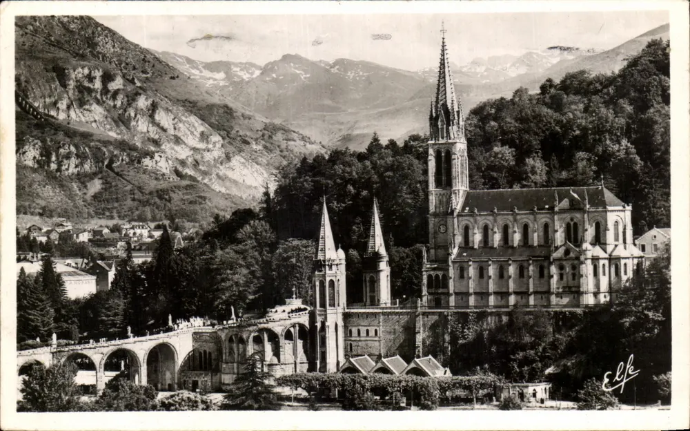 Lourdes — Les Kampes und die Basilika, im Hintergrund der Ardiden — Edition LABOUCHE Frères, Toulouse - Vorderseite