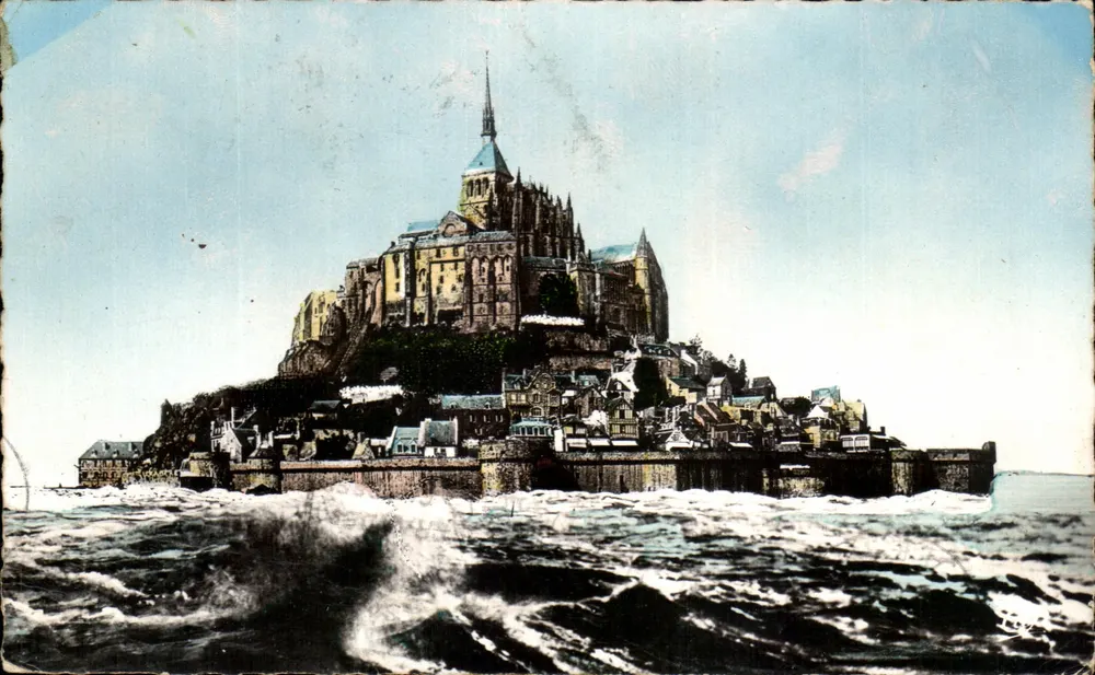 Mont-Saint-Michel — vue de l'abbaye et du village depuis la mer — éditeur non visible - Frente