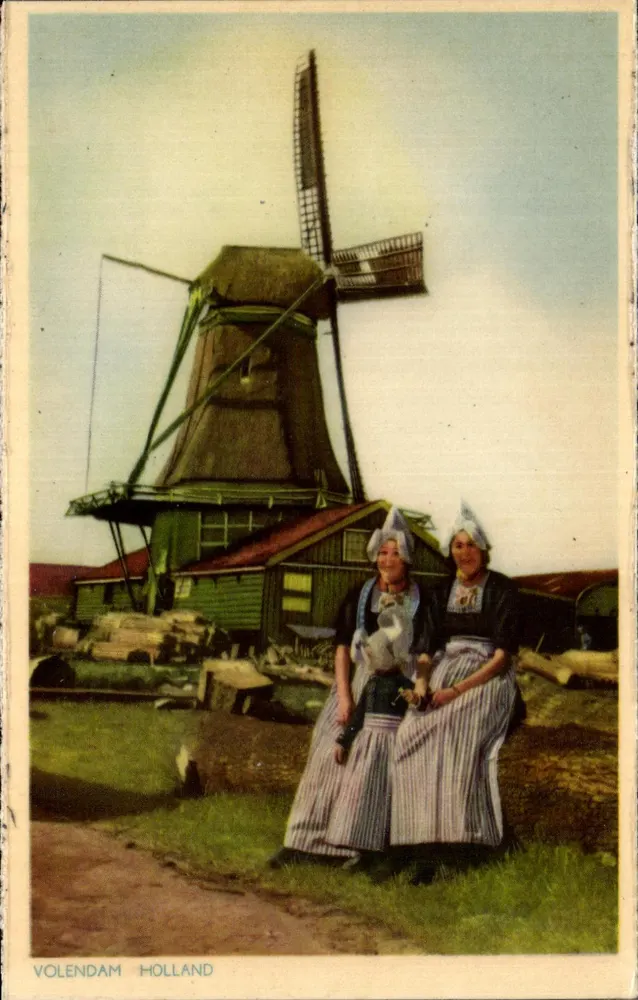 Volendam Nederland — Twee vrouwen in traditioneel kleding voor een windmolen — Hemo - Voorkant