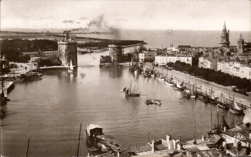 La Rochelle — Panoramablick auf den Hafen — Verlag 'Real-Photo' Nr. 7 - Vorderseite