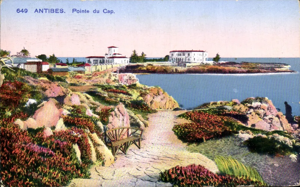 Antibes. Pointe du Cap. — Vue panoramique avec chemin pavé et banc, éditeur '649 ANTIBES' imprimé en haut - Frente
