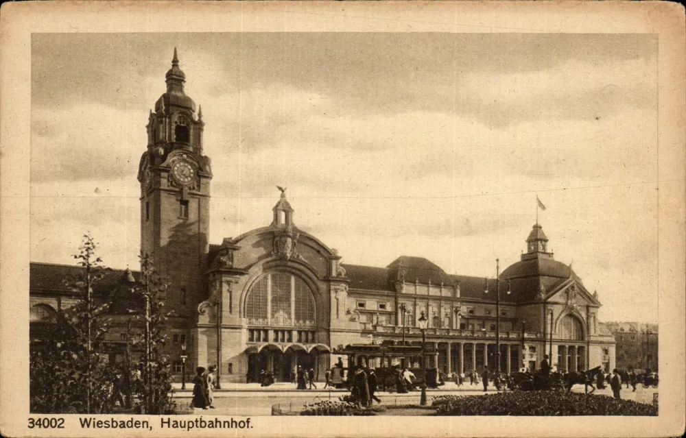 Wiesbaden, Hauptbahnhof — uitzicht op het gebouw met klokkentoren — uitgeverij Nr. 34002 - Voorkant
