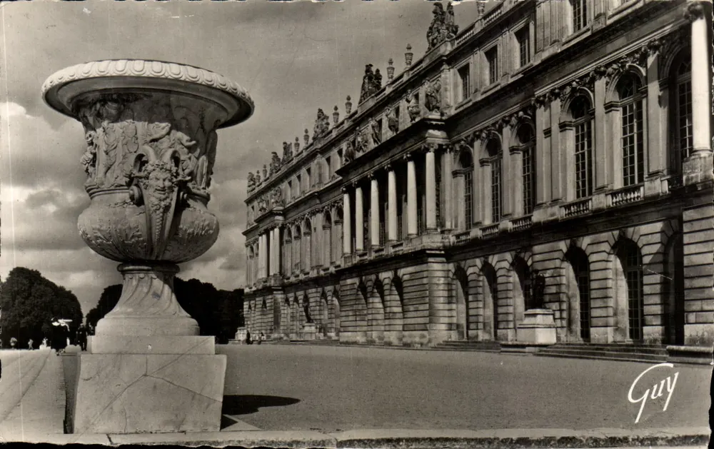 Versailles und seine Wunder — 305. Das Schloss, Fassade zum Park. Im Vordergrund: « Der Friedensbecher », von Tuby — Éditions d'Art Guy - Vorderseite