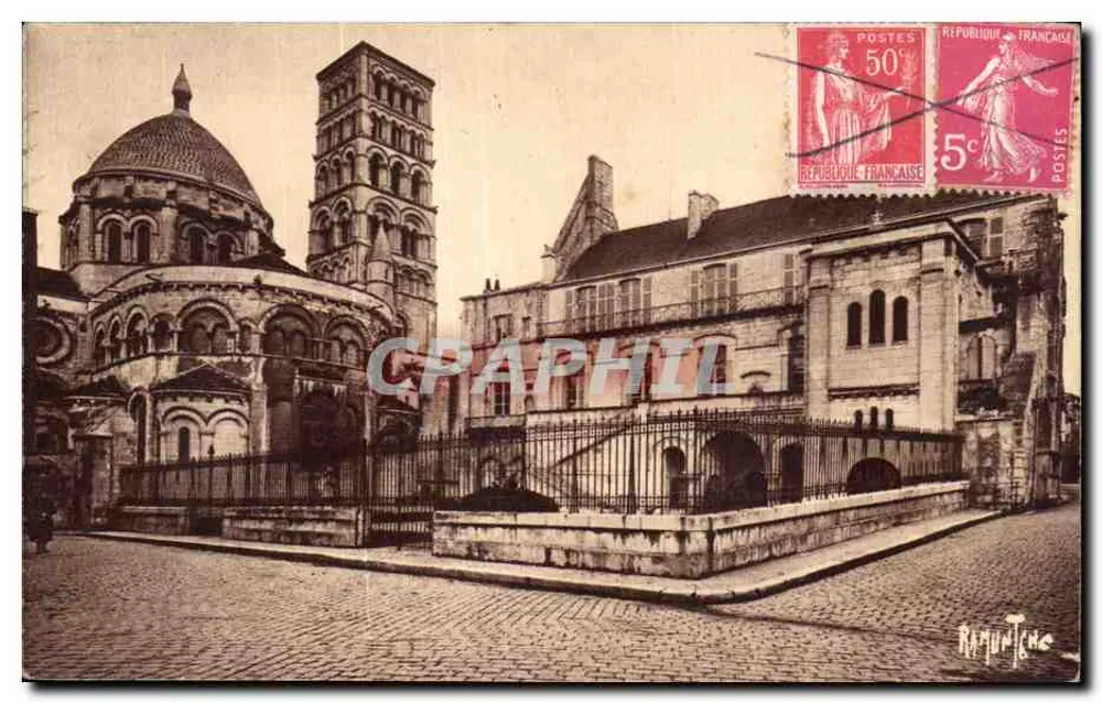 Angoulême — Kathedrale Saint-Pierre und das ehemalige Bischofsschloss, heute Museum — Éditions Artistiques Raymond Bergevin - Vorderseite