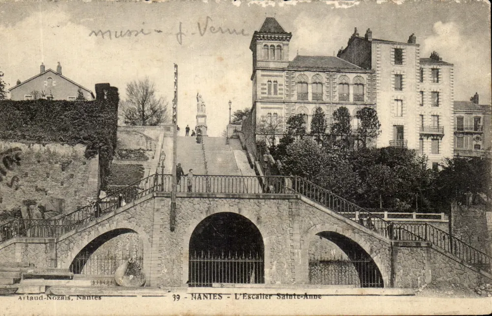 NANTES - L'Escalier Sainte-Anne — vue de l'escalier monumental avec statue et bâtiments, éditeur Artaud-Nozaïs, n°39 - Frente