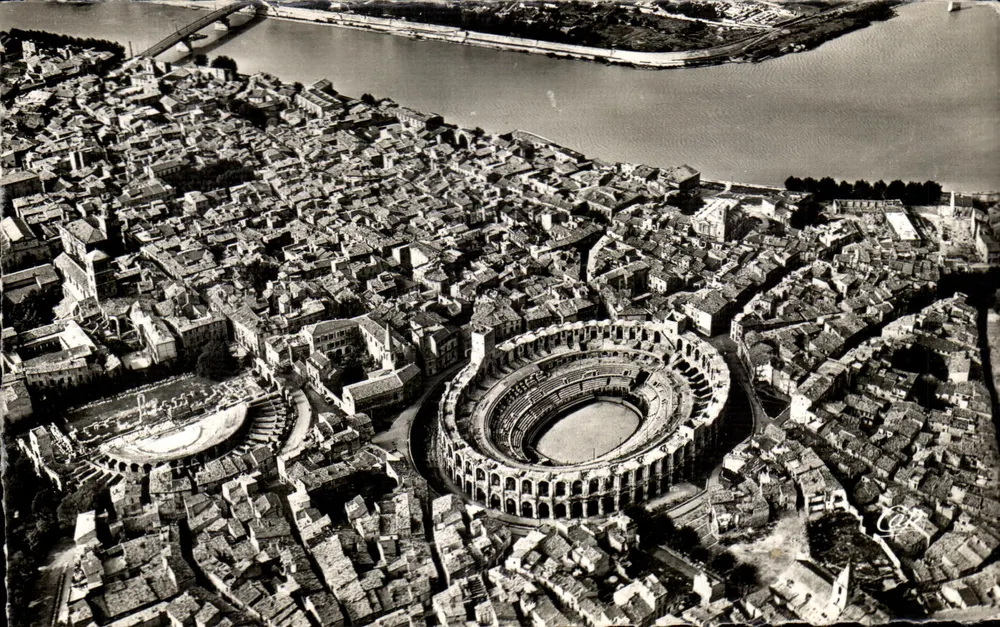 Arles — Vista aérea do teatro antigo e do Rio Rhône — Cliché R. Durandaud - Frente