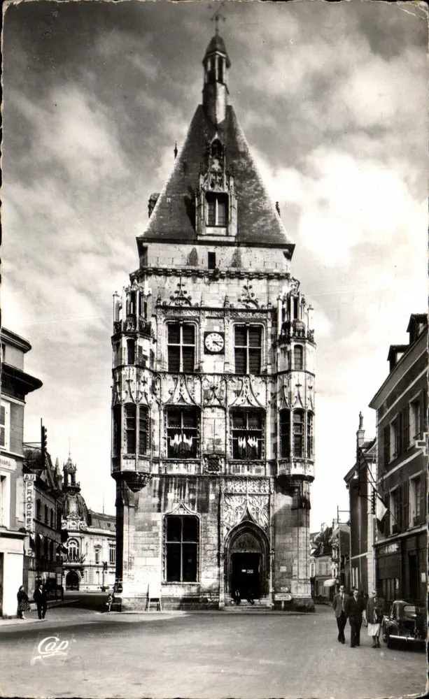 Torre da Hora de Dreux — vista da praça — editor Cap - Frente