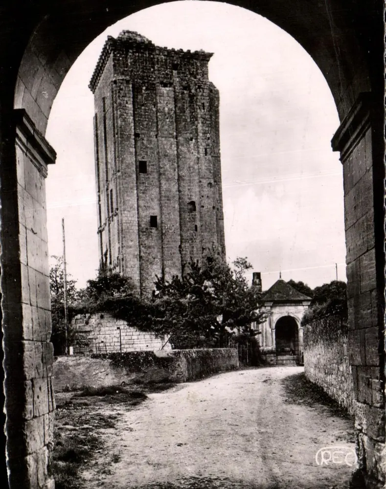 Der Große Pressigny — Der Bergfried, 12. Jahrhundert, im 15. Jahrhundert restauriert — M. ROUSSEL Foto-Verlag - Vorderseite