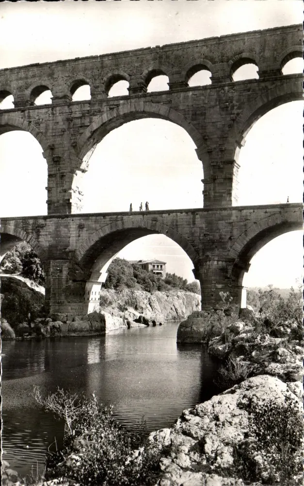 O Pont du Gard — Aqueduto romano — Edições dos Irmãos Lumière, Lyon, n° 820.537 - Frente