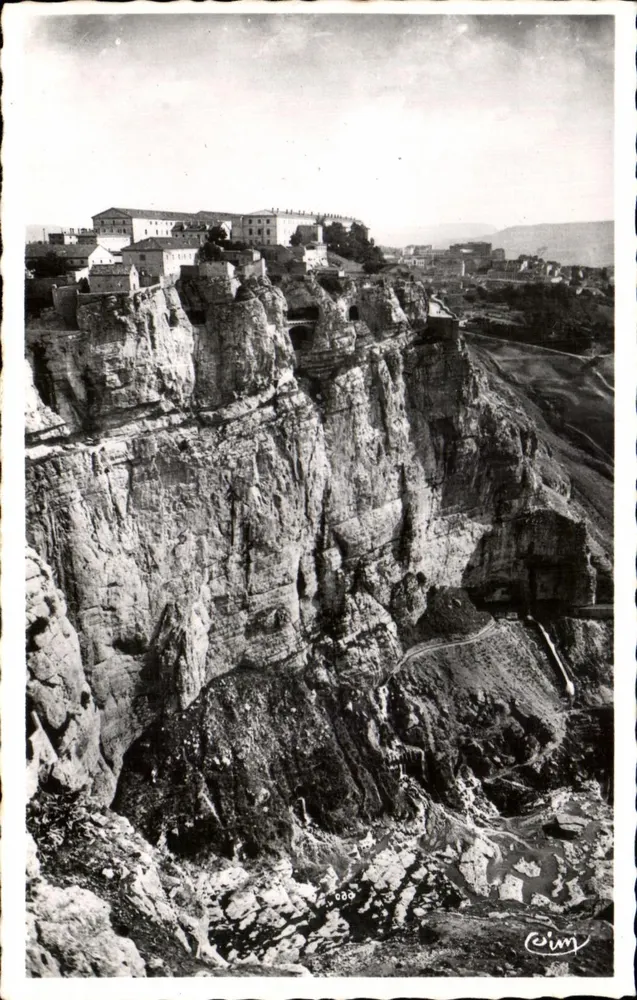 Constantine (Algerien) — Die Kasernen oben auf dem Felsen — Photo C. Mâcon - Vorderseite
