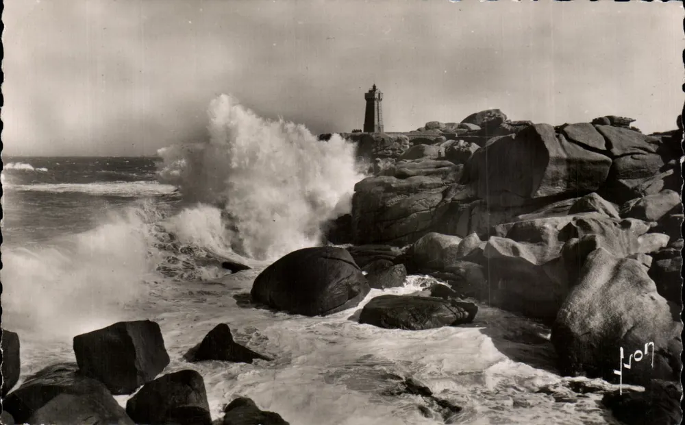 PLOUMANACH (C. du N.) — A Tempestade à Assalto ao Farol — Éditions Françaises Martel, PARIS - Frente
