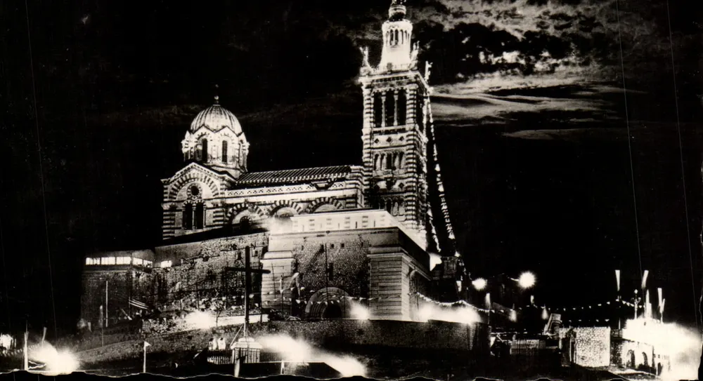 Marseille — Basilika N.D. de la Garde in der Nacht — Le Carrefour du Monde - Vorderseite