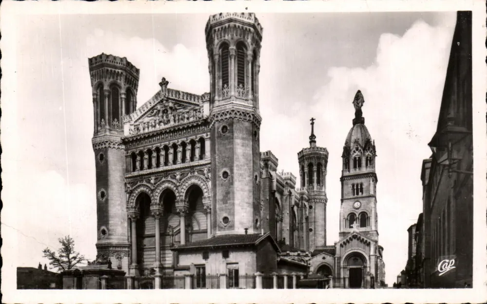 A Basílica N.D. de Fourvière — Lyon — editor Cap - Frente