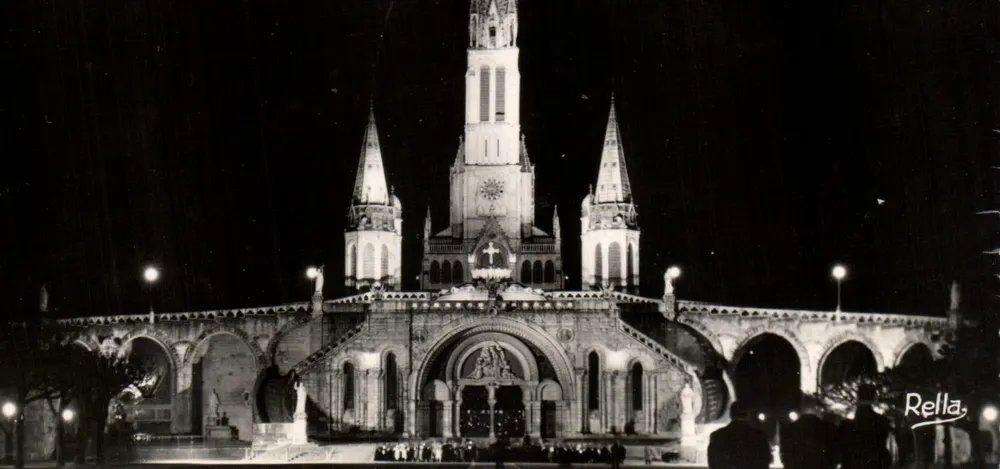Lourdes (Hautes-Pyrénées) — A Basílica iluminada — Éditions Rella, Nice, n°3377 - Frente