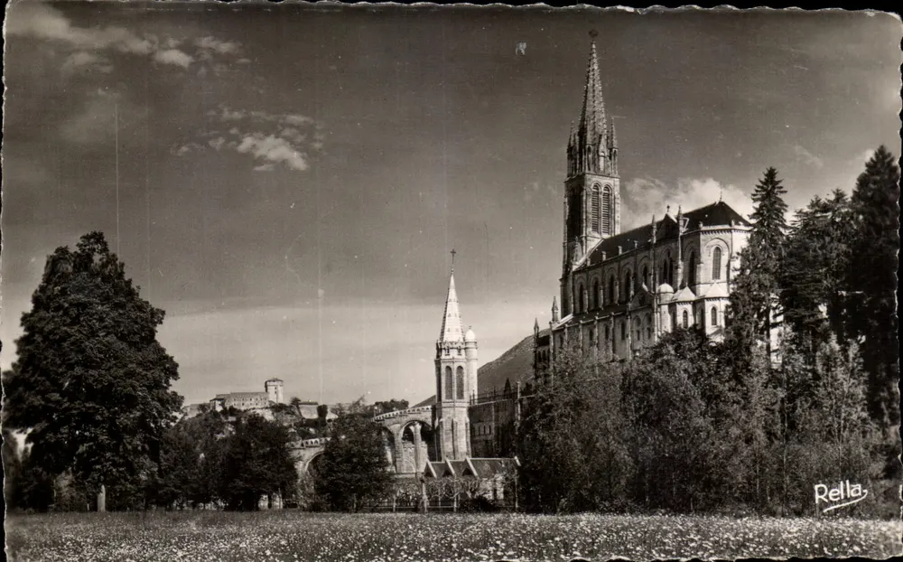 Lourdes — Die Basilika und der Festungsburg — Éditions Rella, n° 3382 - Vorderseite