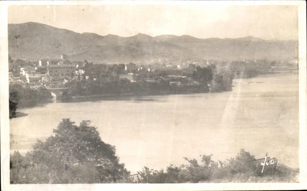 Hendaye (Basses-Pyrénées) — Das alte Städtchen und die Bidassoa — Éditions d'Art, Paris - Vorderseite