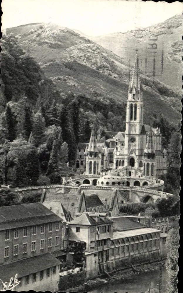 Lourdes — Vue sur la Basilique et le Gave — Éditions Labouche Frères, Toulouse - Recto