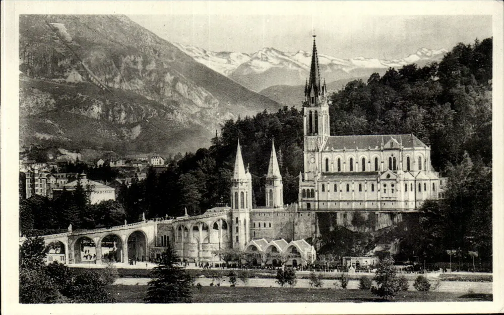 Lourdes — La Basílica y las Montañas — C° des Arts Photomécaniques, París - Estrasburgo - Anverso
