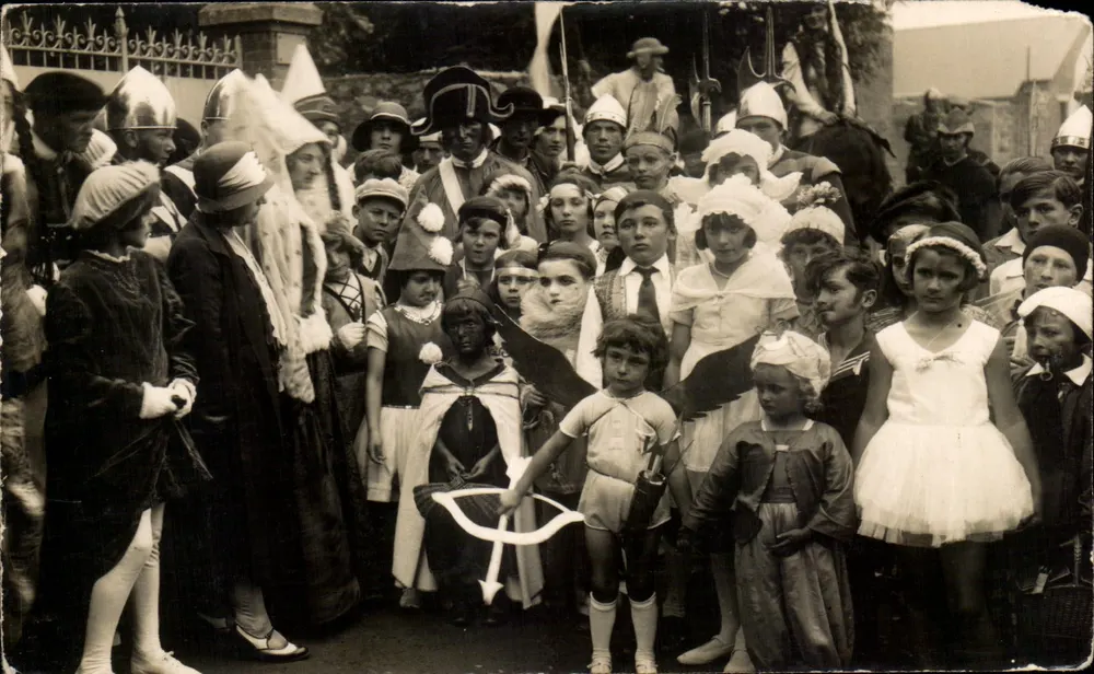 Fête de village — enfants en costumes — éditeur anonyme - Frente