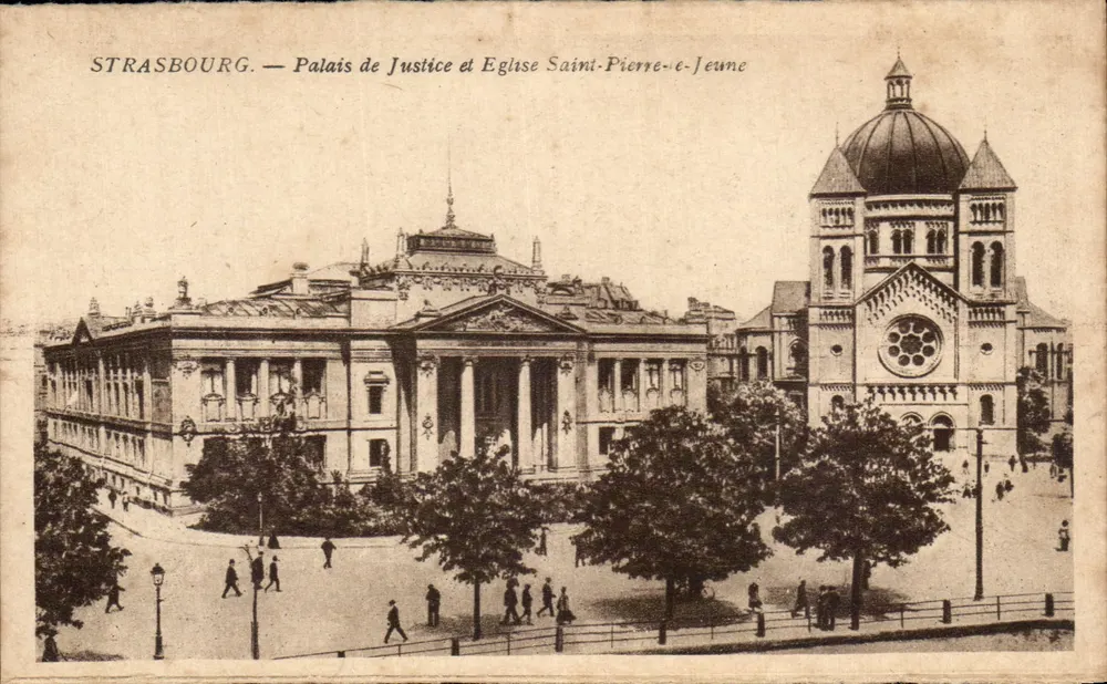 Strasbourg — Palast der Gerechtigkeit und Kirche Saint-Pierre-le-Jeune - Vorderseite