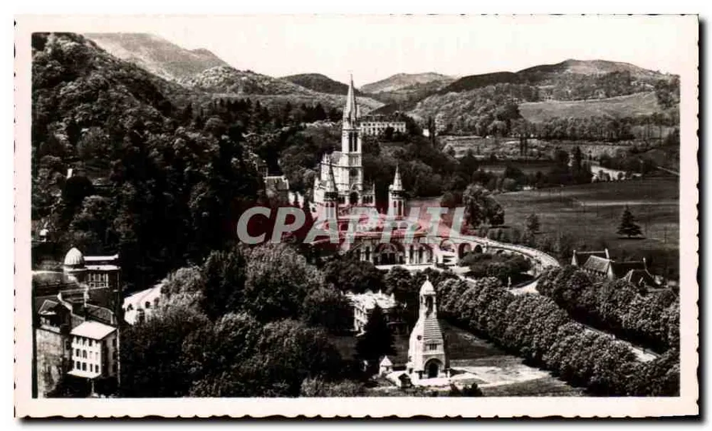 Lourdes - Die Basilika — Vogelperspektive - Vorderseite