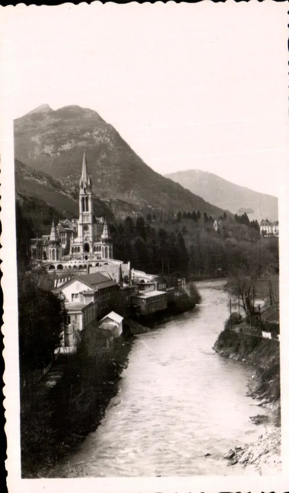 Lourdes — A Basílica e o Gave — - Frente