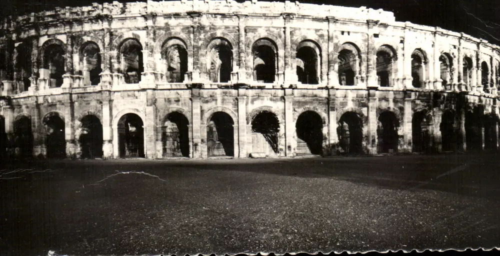 Nîmes (Gard) — Römische Arenen bei Nacht — Éditions Rella, NICE - Vorderseite