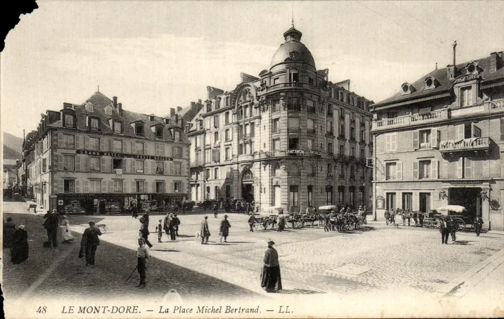 Le Mont-Dore — A Praça Michel Bertrand — LL. n°48 - Frente