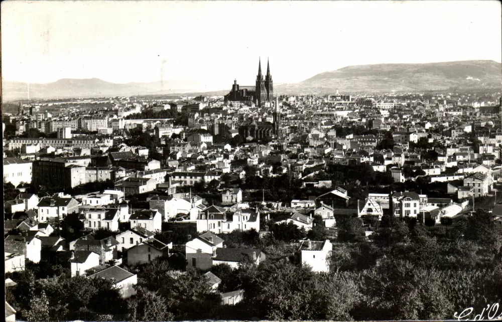 Clermont-Ferrand — Allgemeiner Blick und Plateau von Gergovie — Verlag Graphithil, Nr. 66 - Vorderseite