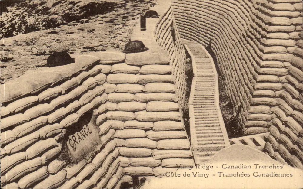 Vimy Ridge - Trincee canadesi — Vista delle trincee con scalinata e sacchi di sabbia, iscrizione 'GRANGE' — Editore sconosciuto, numero di serie non visibile - Recto