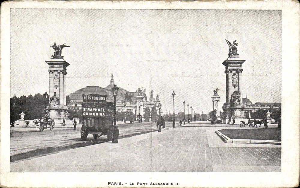 Paris - Der Pont Alexandre III — Ansicht des Brückens mit Fahrzeugen und Statuen — Verlag unbekannt - Vorderseite