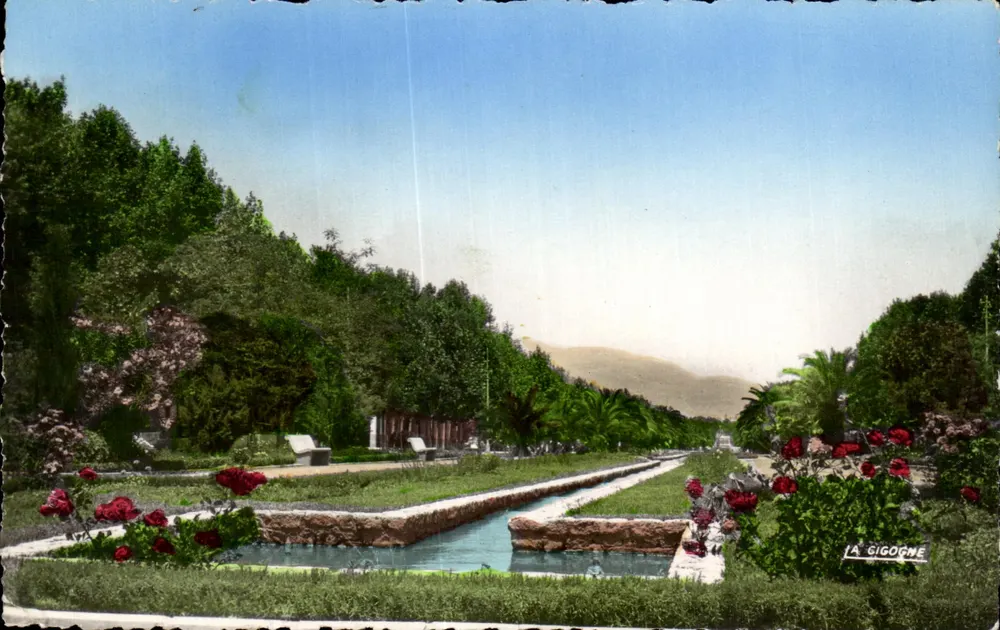 La Gigogne — Garten mit Kanal und Rosen — Verlag « La Gigogne », Rond-Point Laplace, Casablanca - Vorderseite