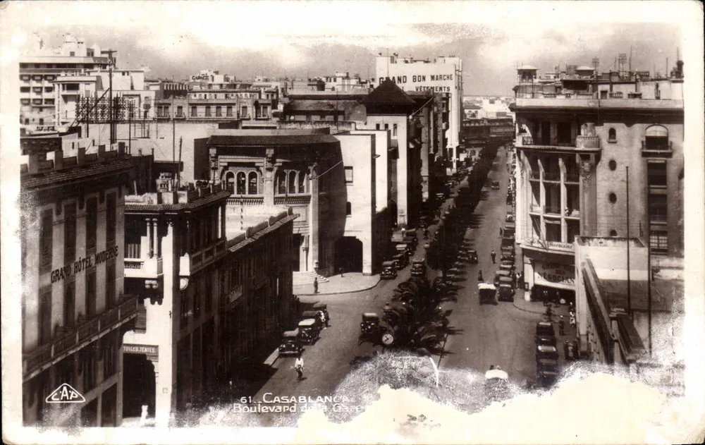 Casablanca — Boulevard de la Gare — vue urbaine avec Grand Hôtel Moderne et Grand Bon Marché - Frente