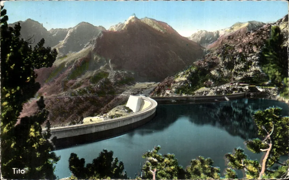 See und Staudamm von Cap de Long — Tal der Aure — Verlag Tito - Vorderseite