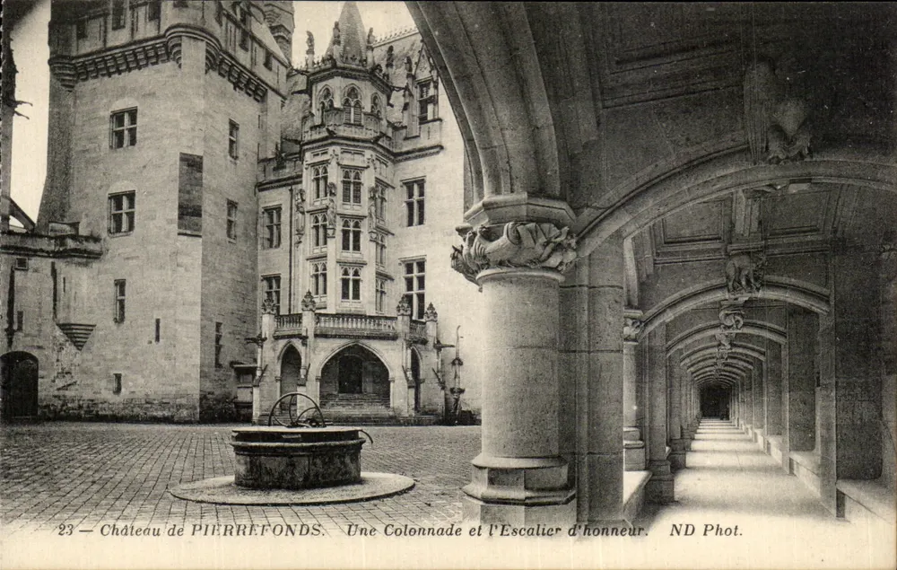 Schloss Pierrefonds — Eine Säulenreihe und die Ehrenstiege — ND Phot. - Vorderseite