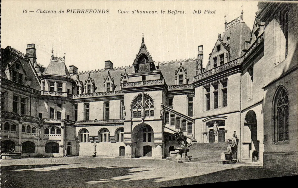 Castello di PIERREFONDS — Cour d'honneur, il Beffroi — ND Phot - Recto