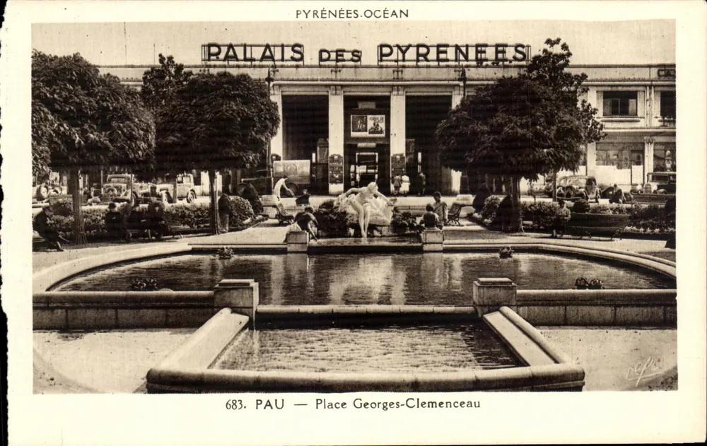 Pau — Praça Georges-Clemenceau — Palácio dos Pirineus - Frente