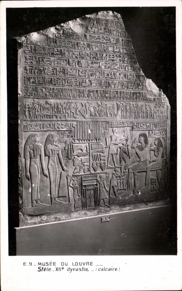 Estela egípcia — XIIa dinastia — calcário — Museu do Louvre - Frente