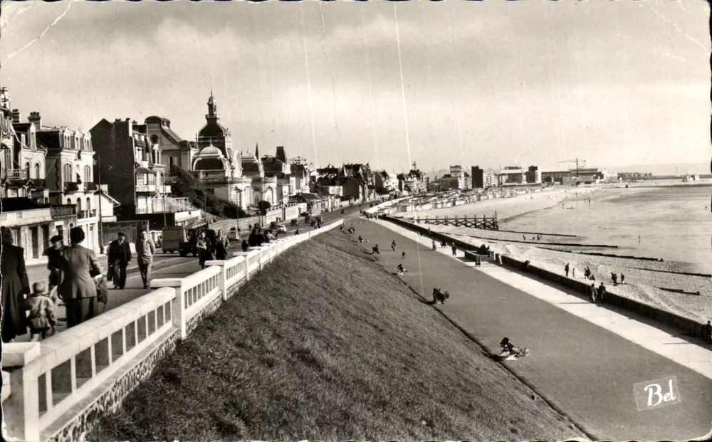 Vue de la plage et du boulevard à Le Havre — éditeur Bel - Frente