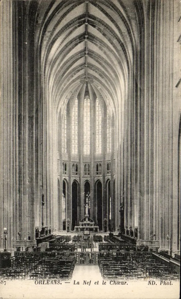 Orléans — A Nave e o Coro — ND. Fot. - Frente